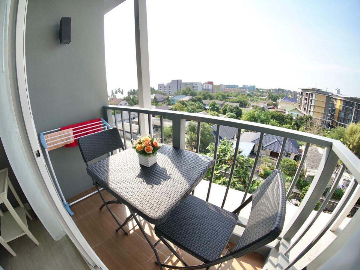 The Patio Bangsaen Apartment Exterior foto