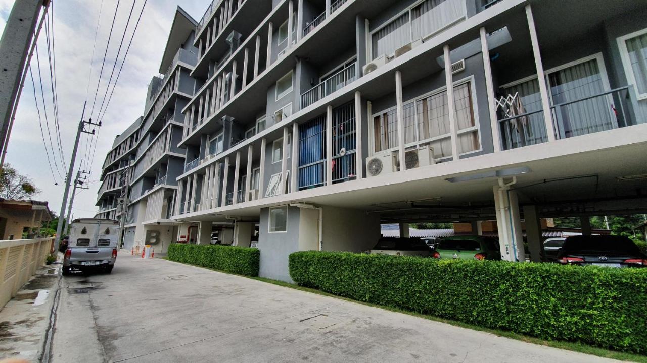 The Patio Bangsaen Apartment Exterior foto